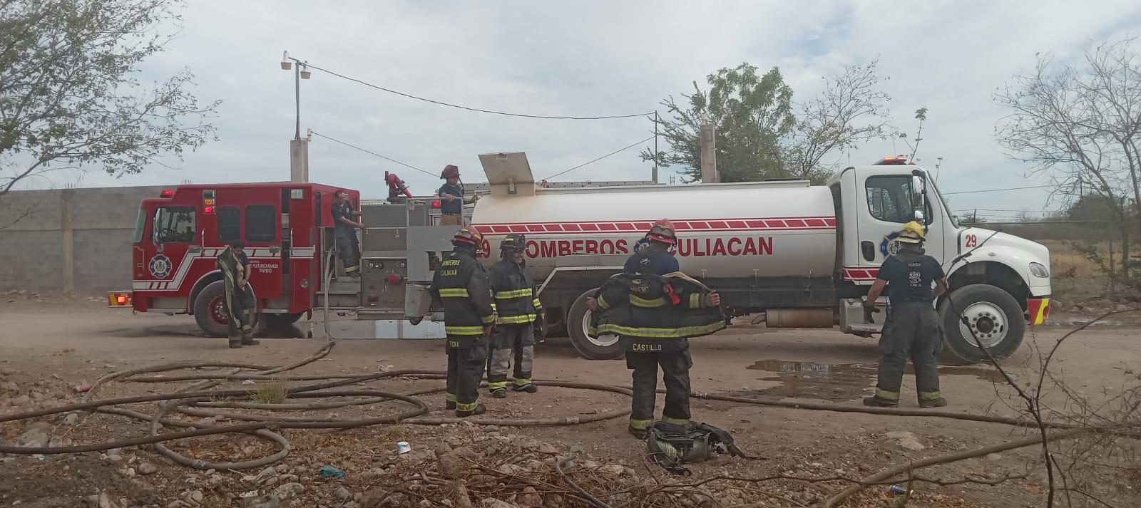 $!Se incendia yonke en sector Piggy Back en Culiacán