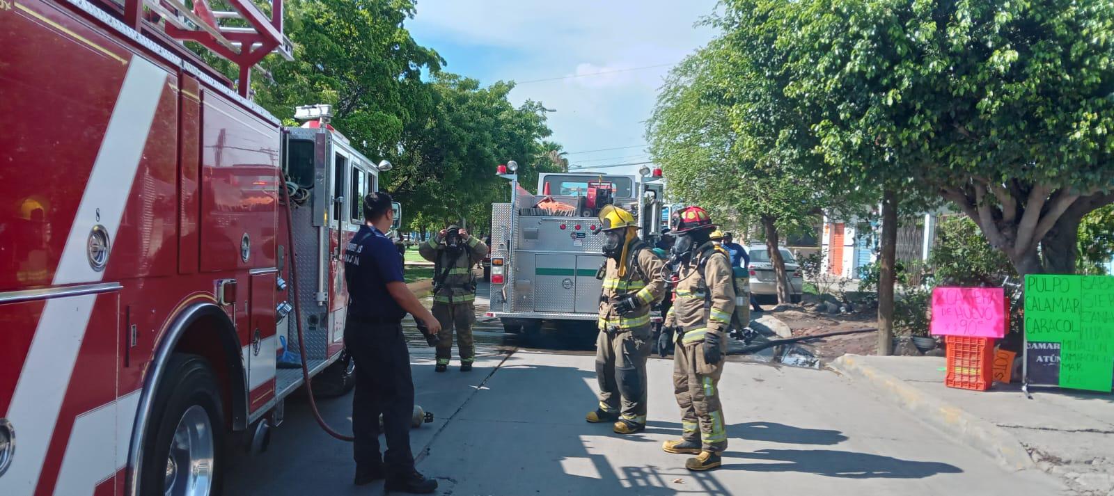 $!Se incendia planta alta de vivienda en Mazatlán; rescatan a perrita