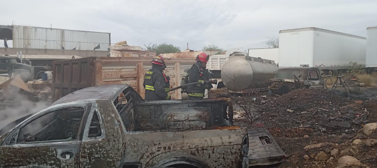 $!Se incendia yonke en sector Piggy Back en Culiacán