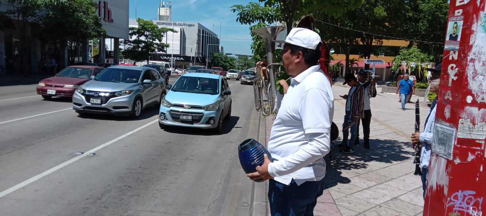 $!En Culiacán, músicos tocan en la calle por falta de trabajo ante la violencia