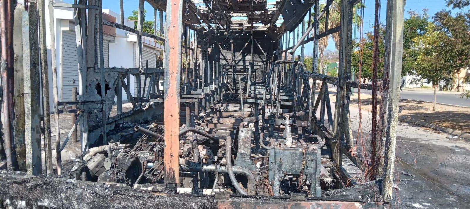 $!Se incendia y explota camión del transporte urbano en Culiacán