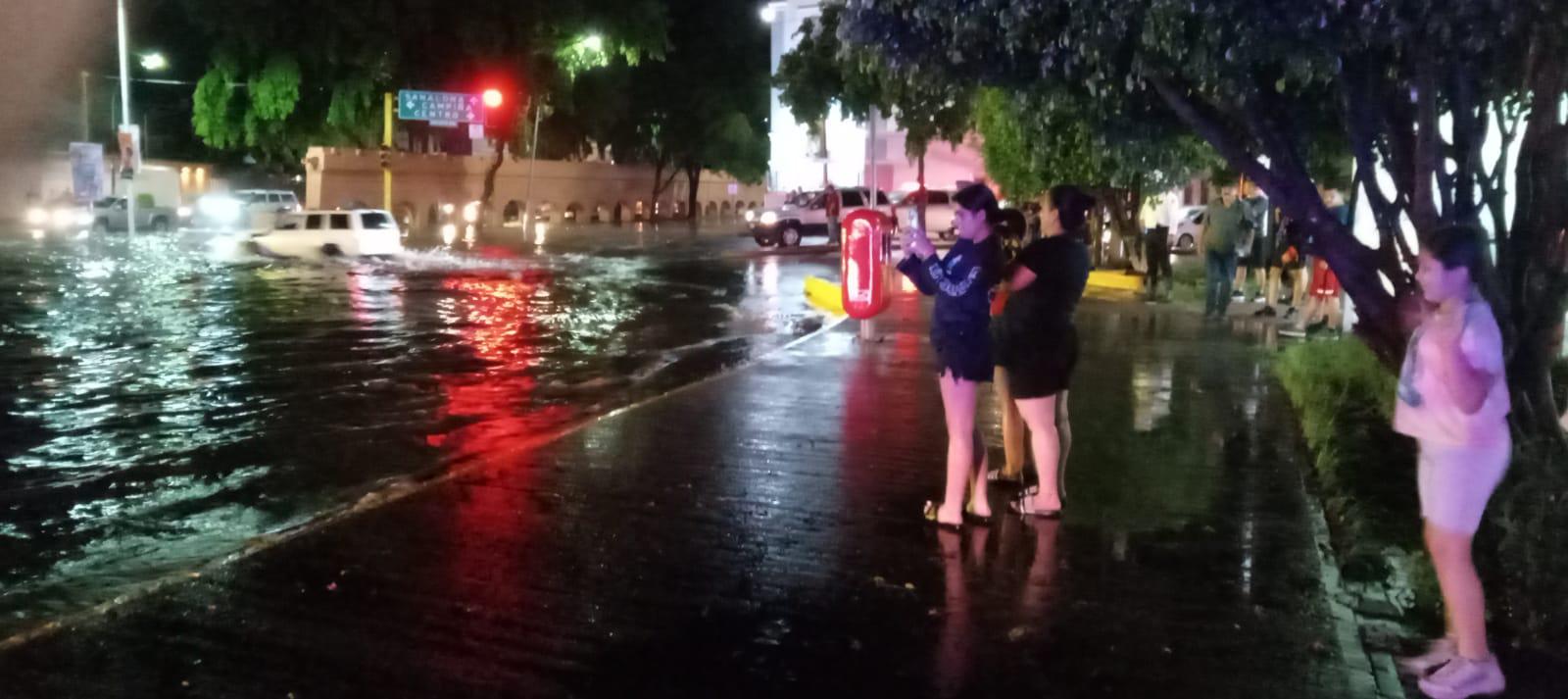 $!Reportan autoridades cierres de avenidas y rescates por lluvias en Culiacán