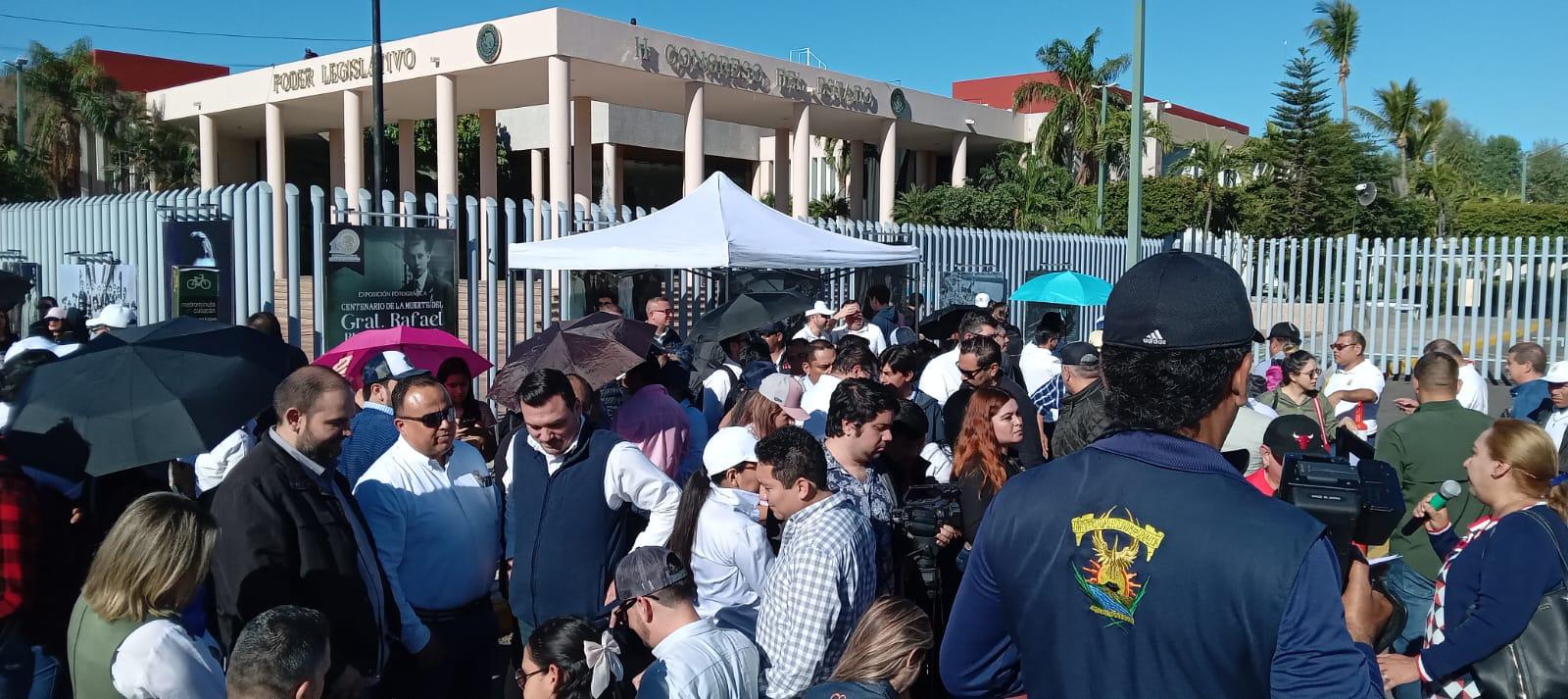 $!Trabajadores de la UAS se concentran por tercera vez en el Congreso de Sinaloa
