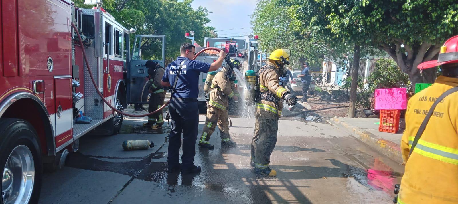 $!Se incendia planta alta de vivienda en Mazatlán; rescatan a perrita