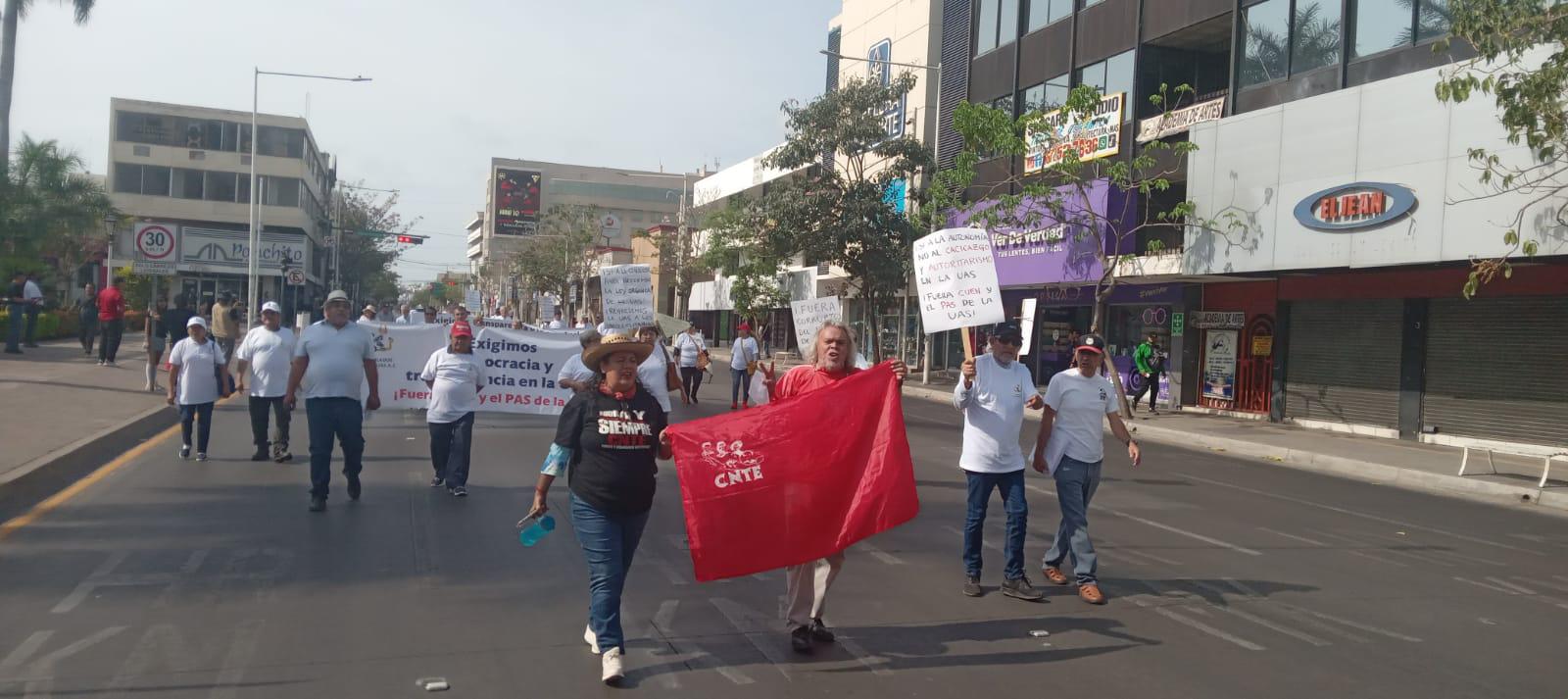 $!Marchan en Culiacán en conmemoración del Día del Trabajo