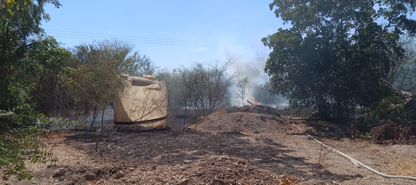 $!Incendio consume mil metros cuadrados de maleza en Culiacán