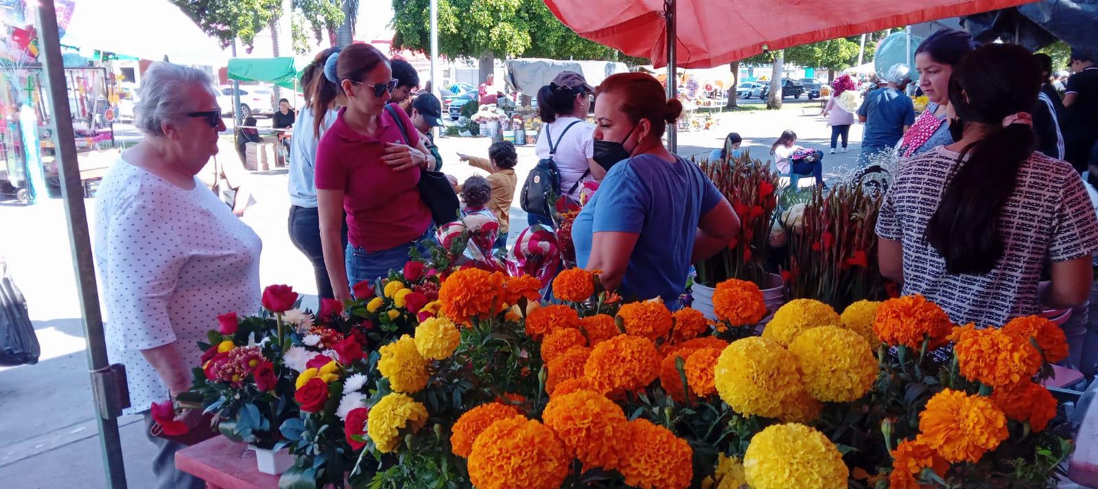 $!Culiacanenses recuerdan a sus ‘angelitos’ en los panteones