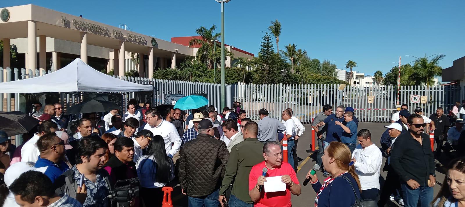 $!Trabajadores de la UAS se concentran por tercera vez en el Congreso de Sinaloa