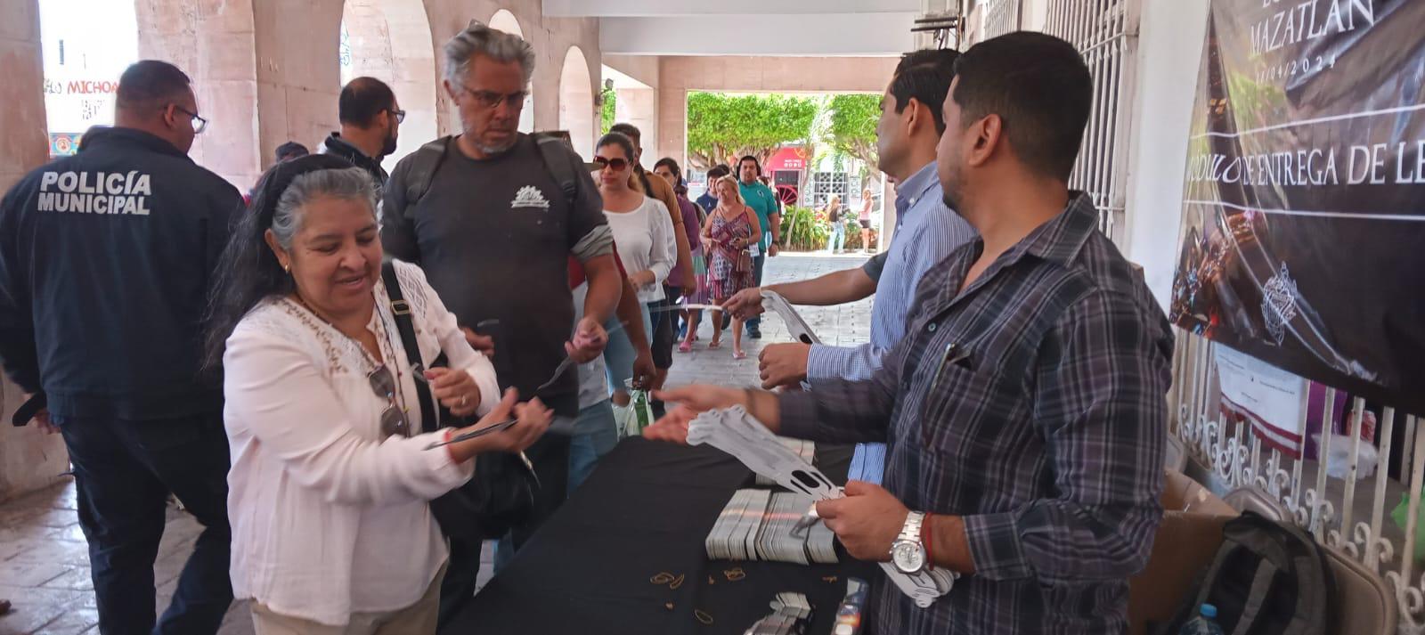 $!Se mantienen muy concurridos este sábado módulos de reparto de lentes solares en Mazatlán