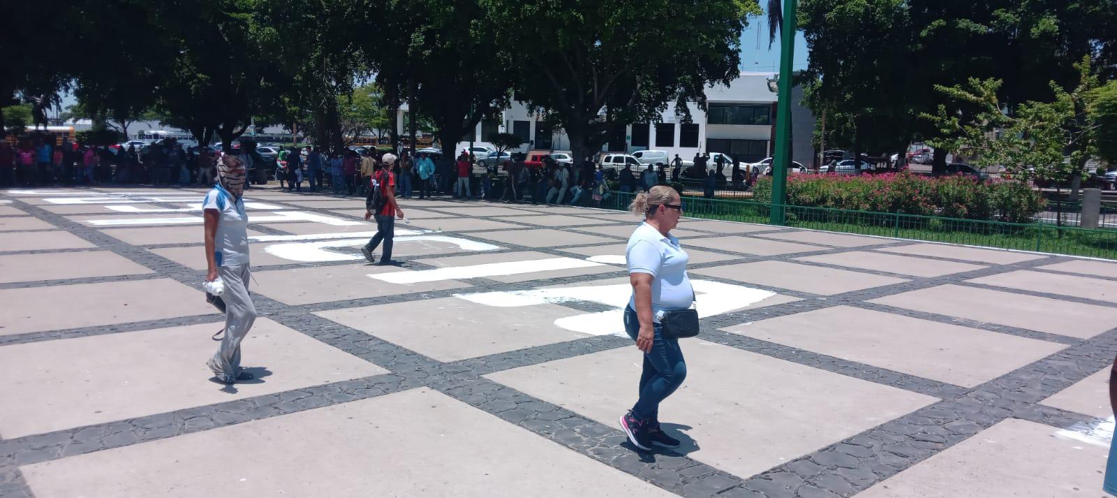 $!Familias pintan plaza cívica de Palacio para exigir justicia por ataque de supuestos marinos