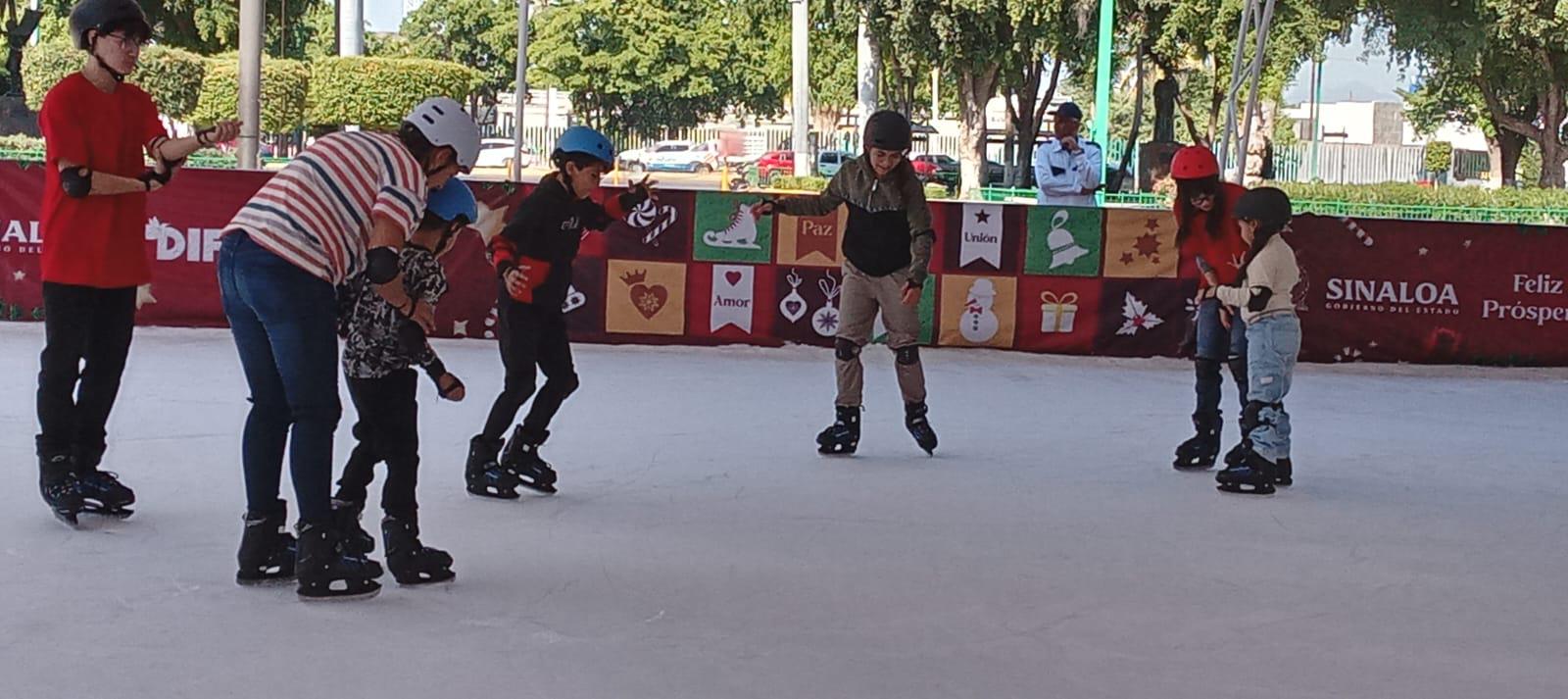 $!Pista de hielo en Palacio de Gobierno ha recibido a 5 mil 279 visitantes