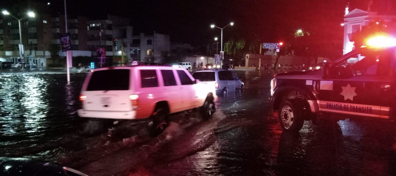 $!Reportan autoridades cierres de avenidas y rescates por lluvias en Culiacán