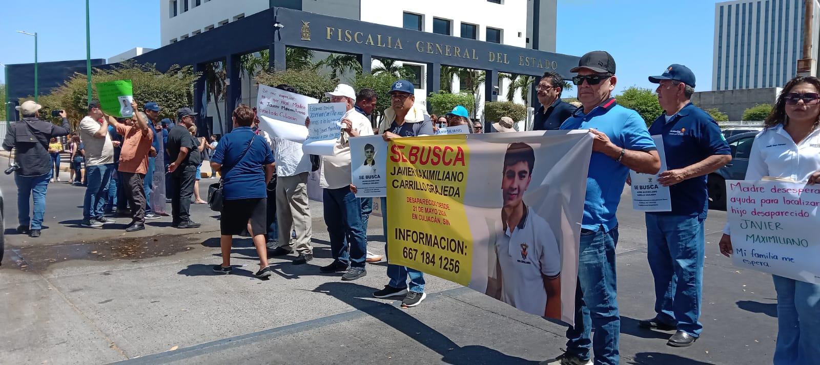 $!Llevan a Fiscalía de Sinaloa protesta por caso Javier Maximiliano; cierran la Sánchez Alonso