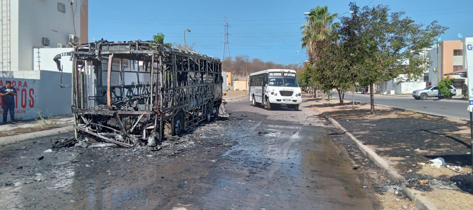 $!Se incendia y explota camión del transporte urbano en Culiacán