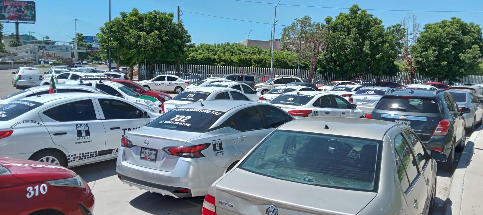 $!Transportistas se manifiestan en el Congreso de Sinaloa por Ley de Movilidad; suspenden reunión de comisión y reúnen a diputados