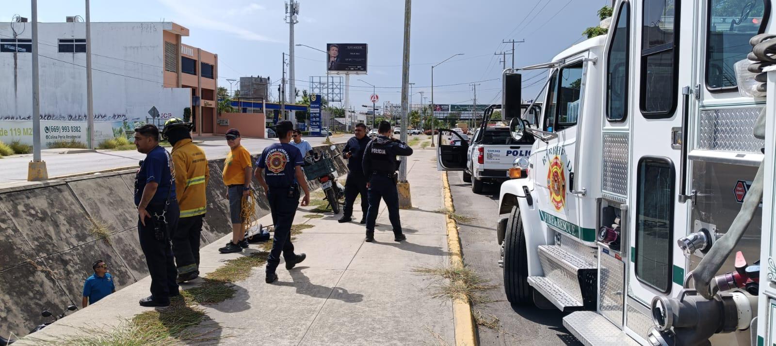 $!Cae motociclista a canal pluvial en la Francisco Villa