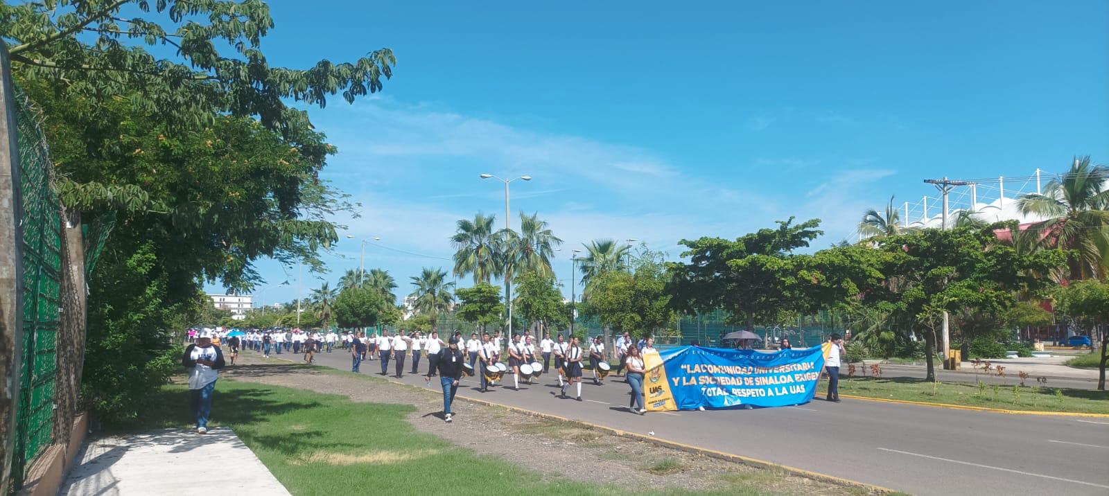 $!Marchan estudiantes de la UAS en Mazatlán tras separación del Rector