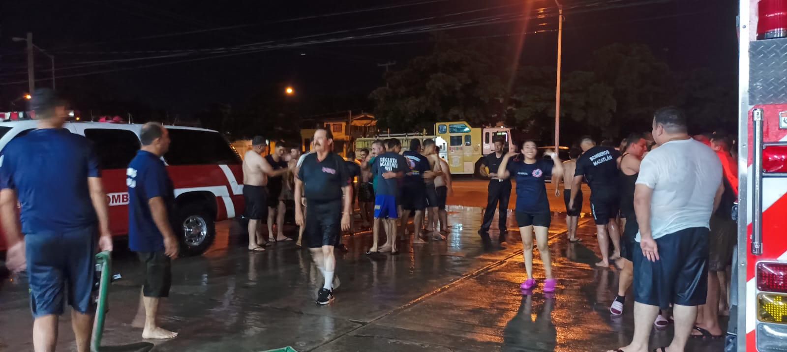 $!Se siente el orgullo de ser bombero con ese baño tradicional: Saúl Robles