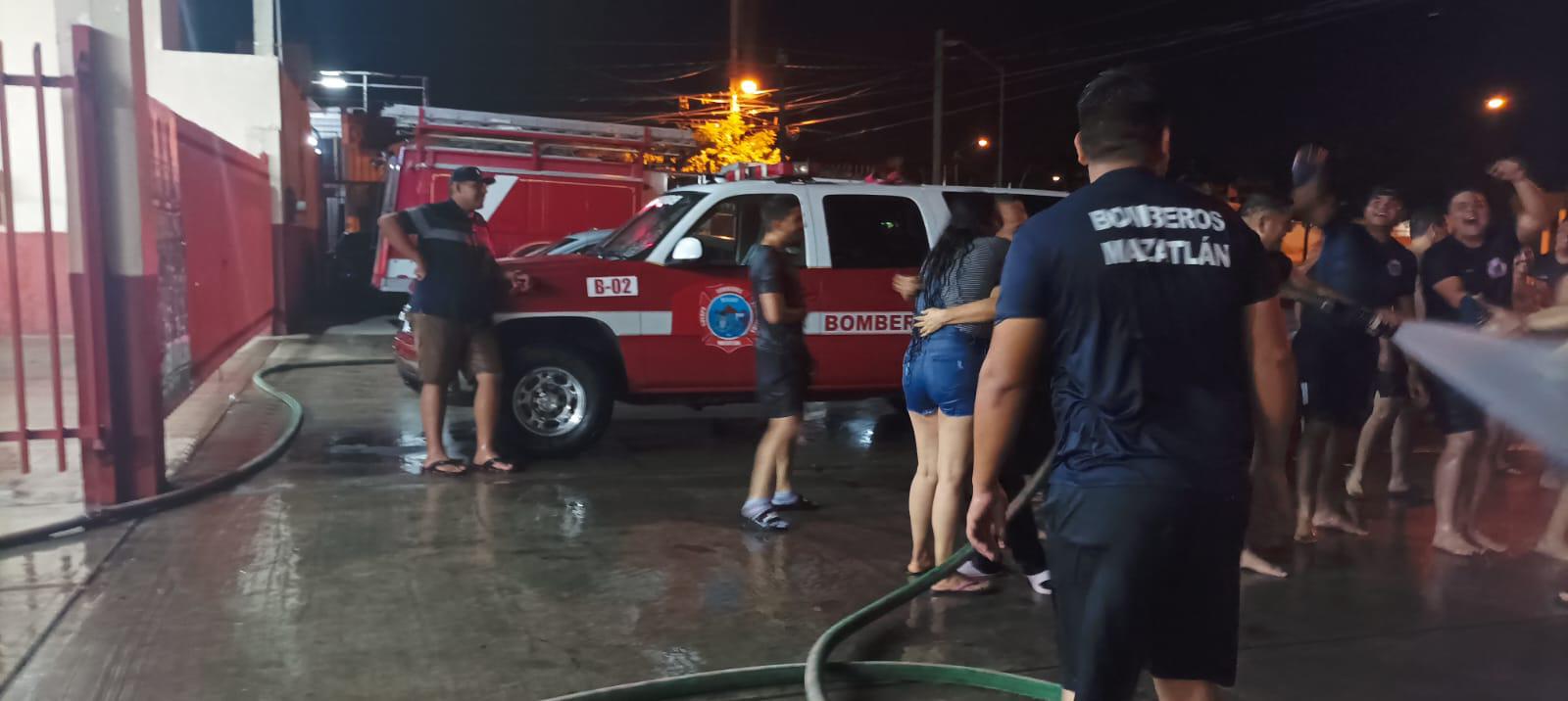 $!Se siente el orgullo de ser bombero con ese baño tradicional: Saúl Robles