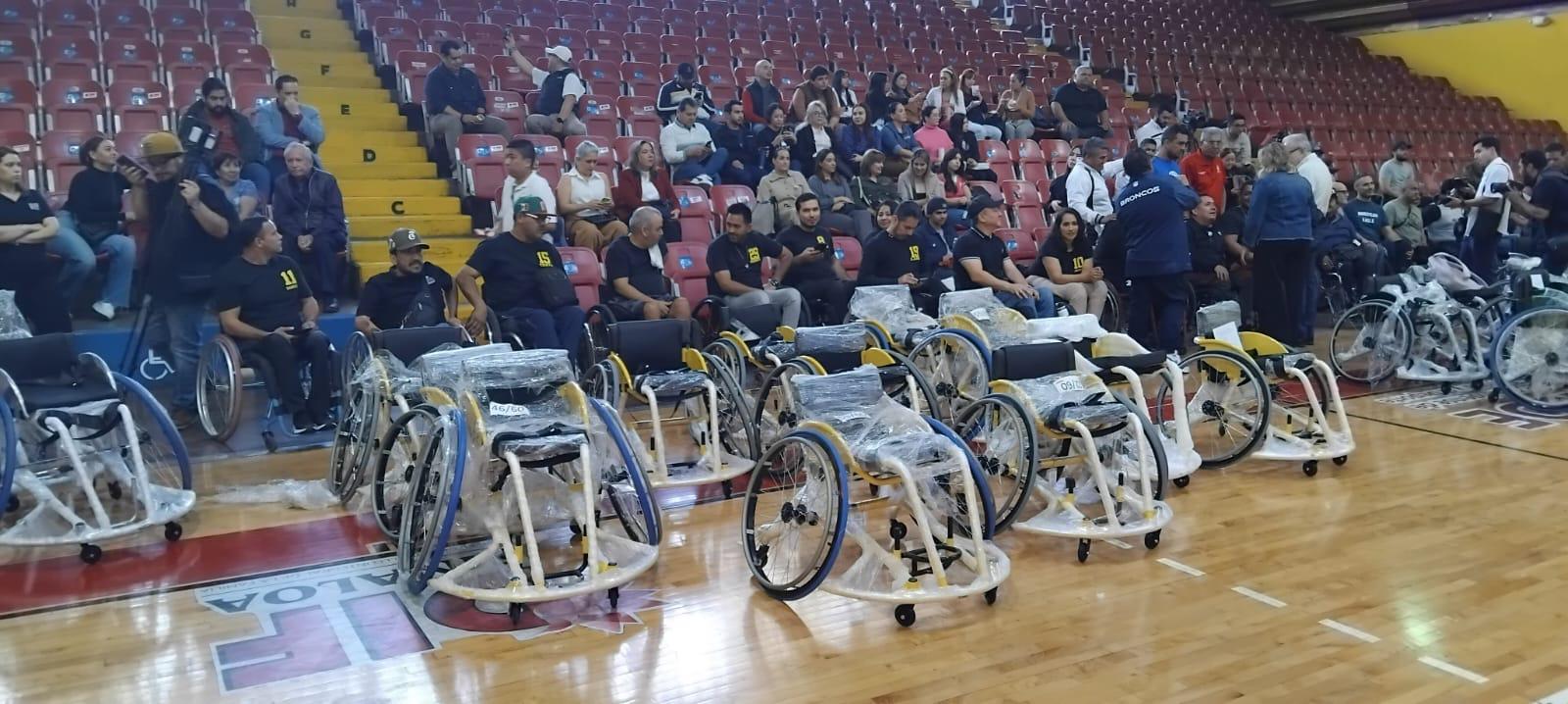 $!Reciben basquetbolistas sinaloenses 63 sillas de ruedas para el deporte adaptado