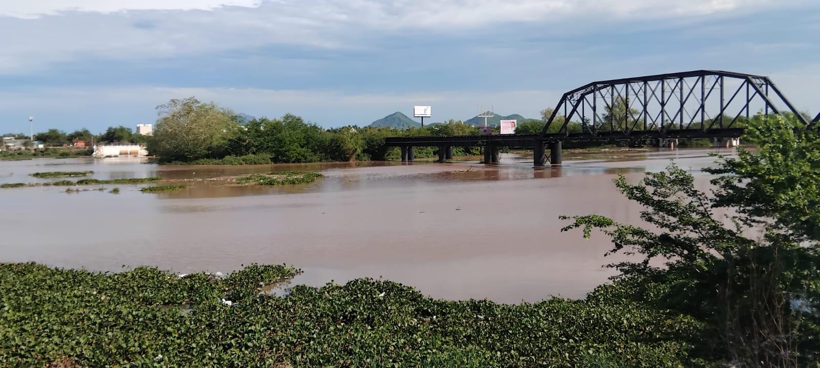 $!Se desborda presa derivadora en Culiacán tras fuertes lluvias de madrugada