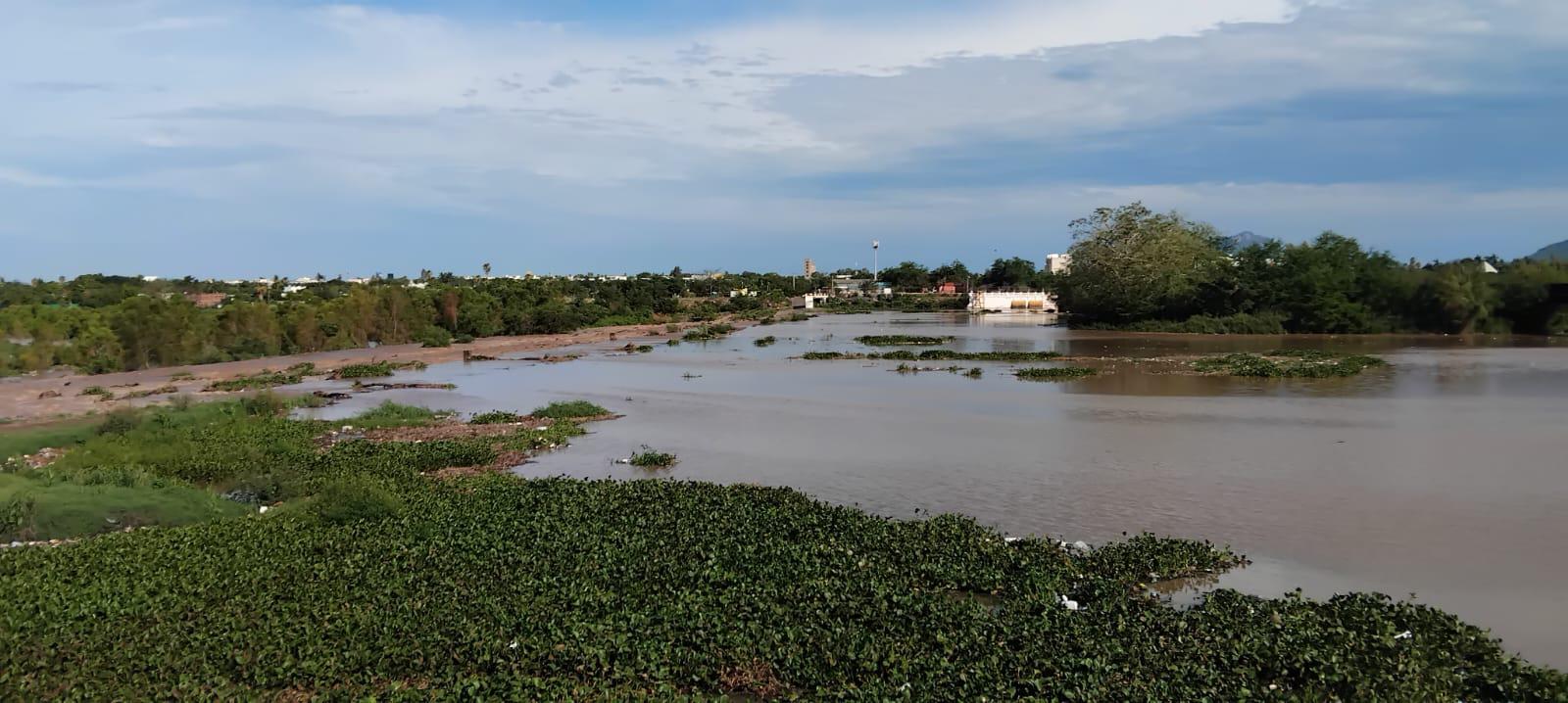 $!Se desborda presa derivadora en Culiacán tras fuertes lluvias de madrugada