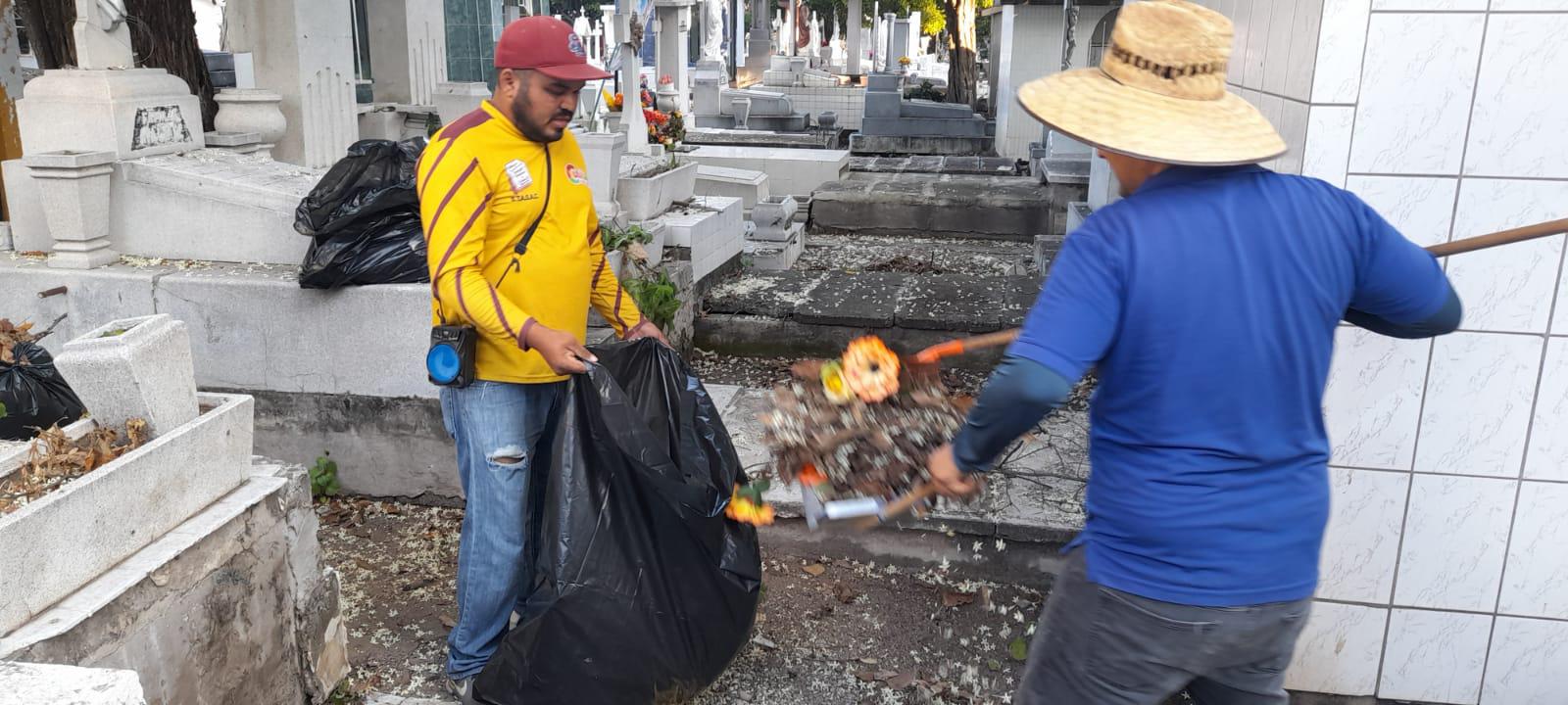 $!En Culiacán avanza limpieza de panteones y pintado de bardas previo al Día de Muertos, señala Danilo Burgos