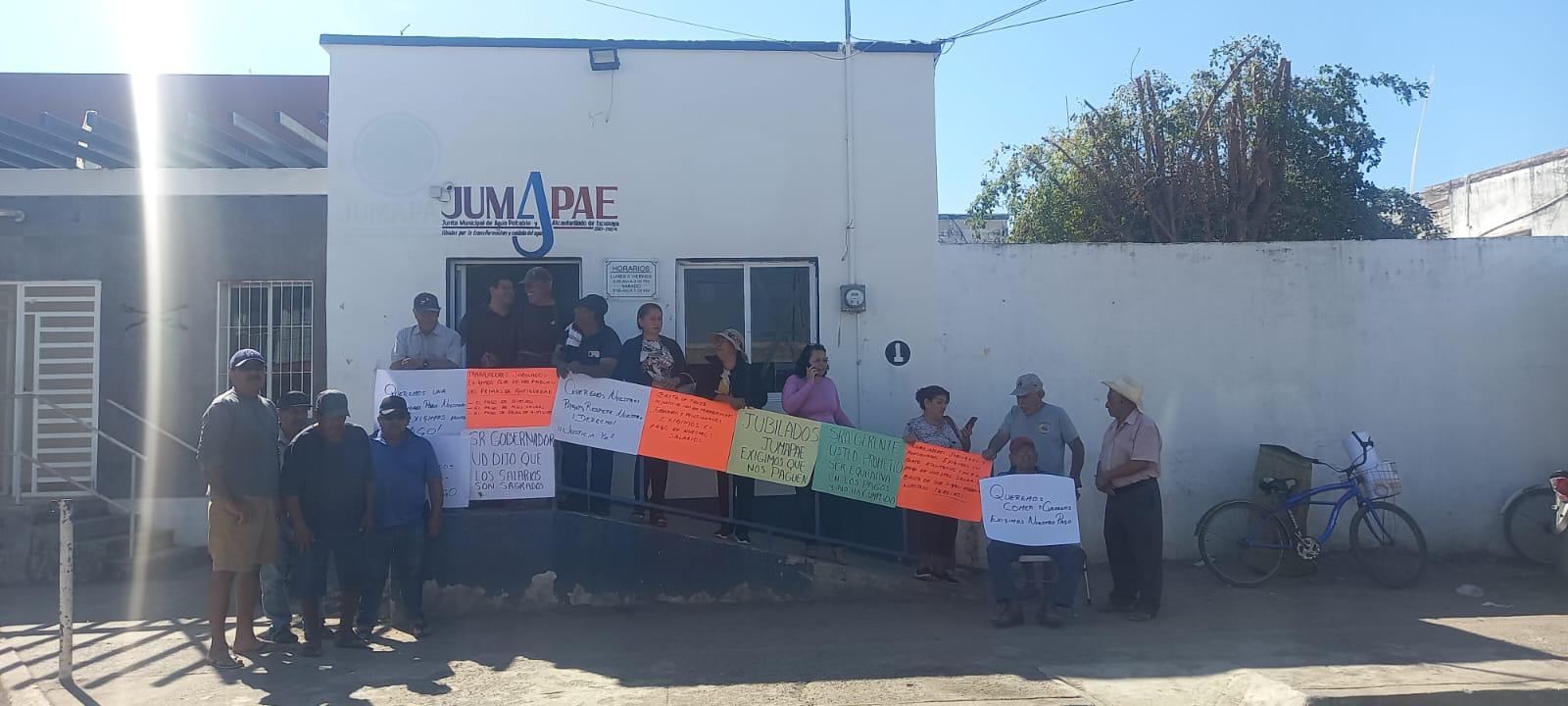 $!Jubilados y pensionados toman la Jumapae por exigir sus pagos