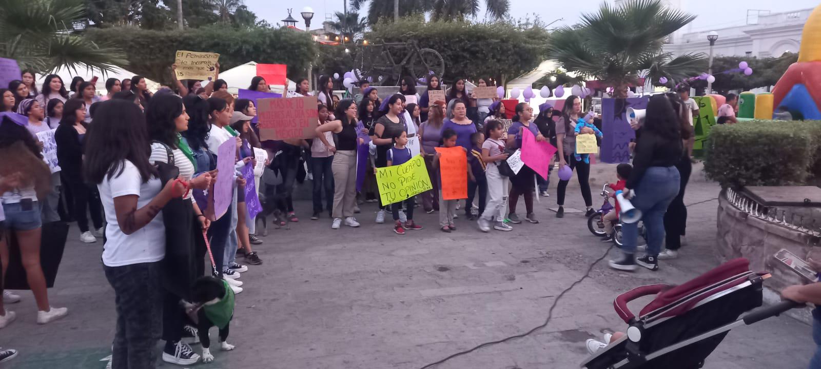 $!Hijas del Mar concientizan a mujeres en calles de Escuinapa