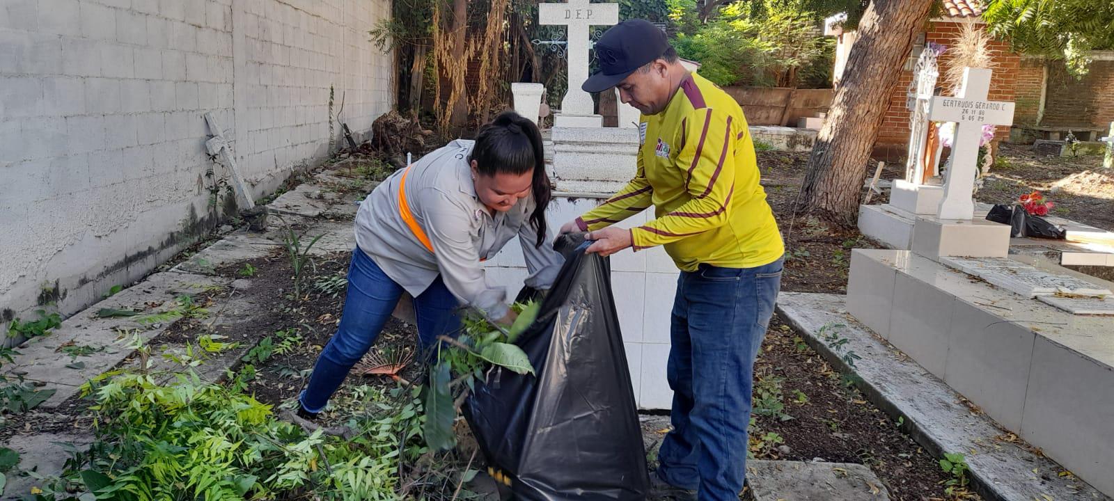 $!En Culiacán avanza limpieza de panteones y pintado de bardas previo al Día de Muertos, señala Danilo Burgos