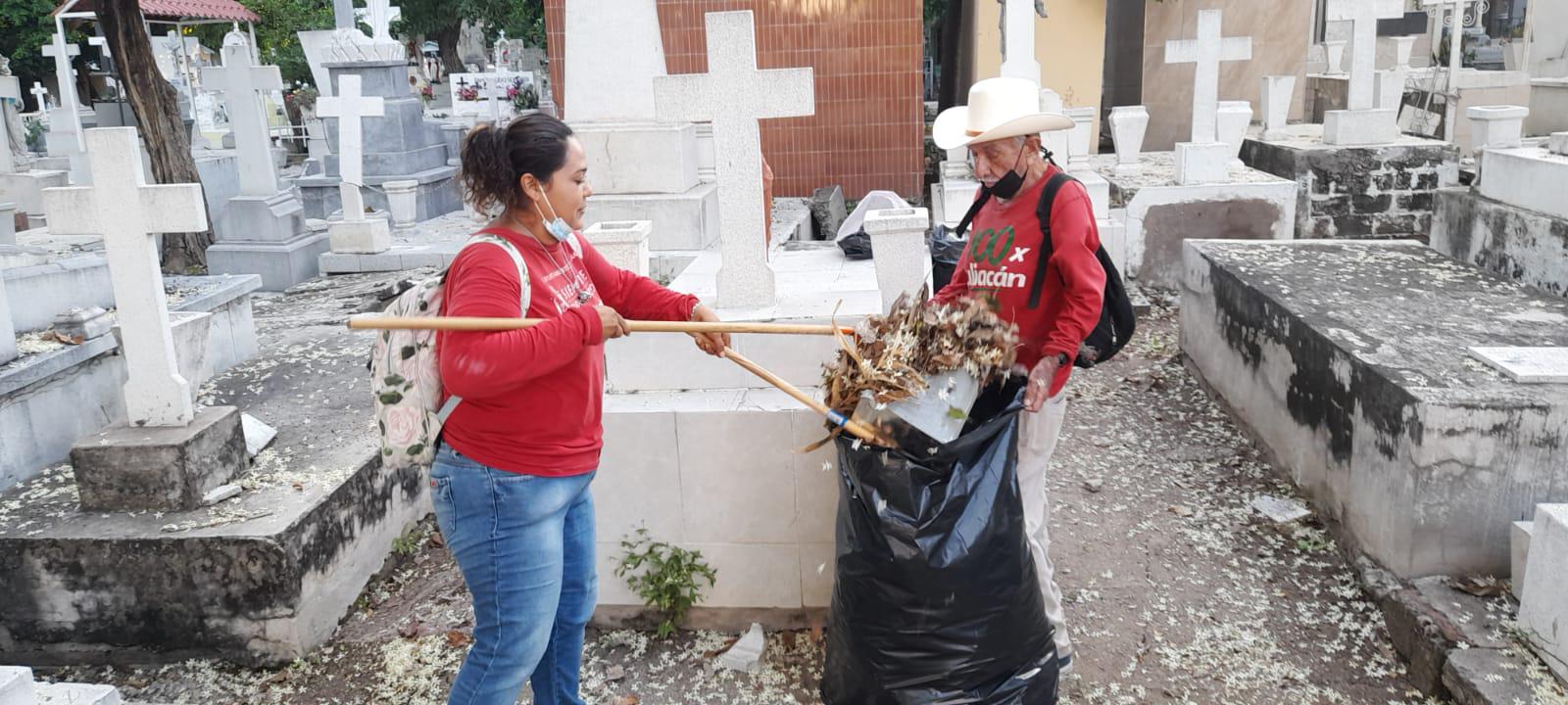 $!En Culiacán avanza limpieza de panteones y pintado de bardas previo al Día de Muertos, señala Danilo Burgos