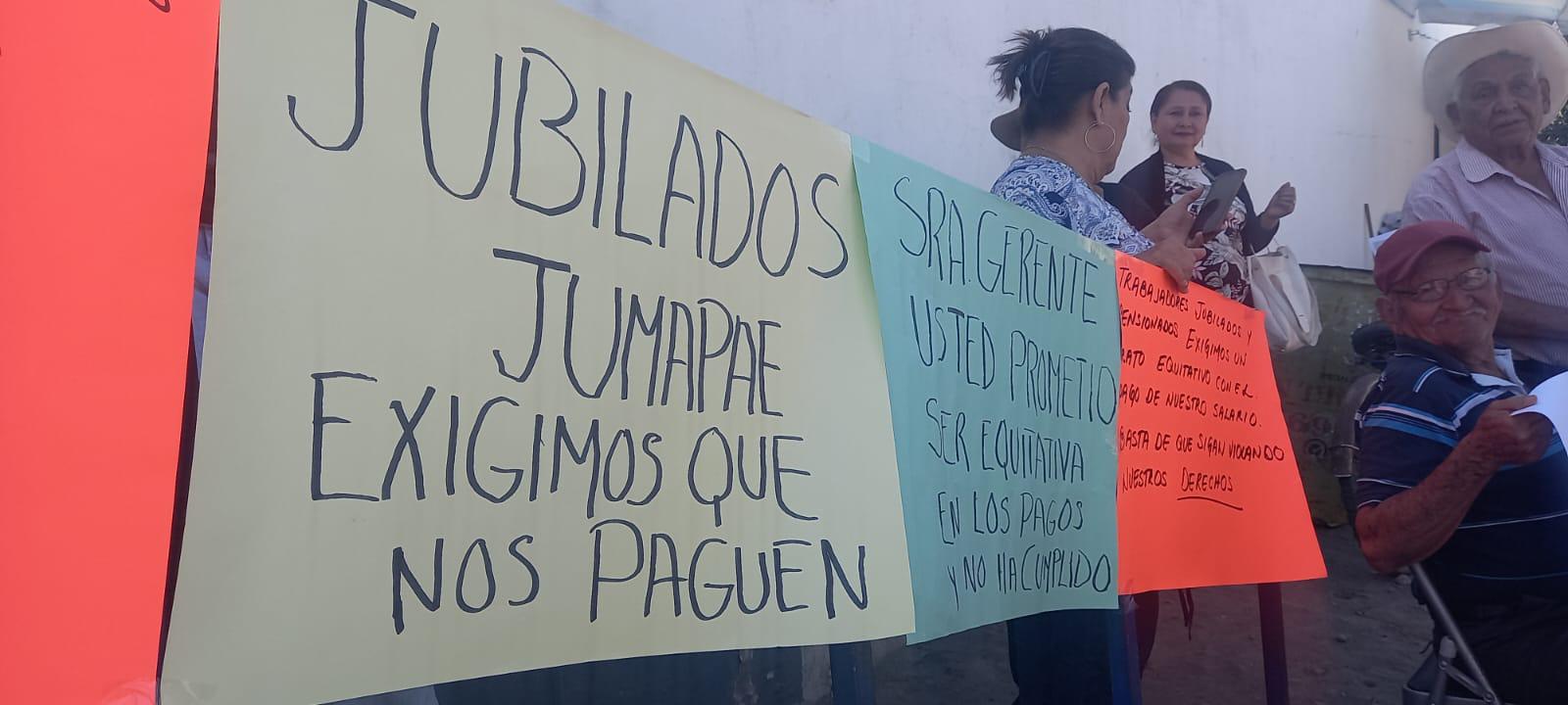 $!Jubilados y pensionados toman la Jumapae por exigir sus pagos