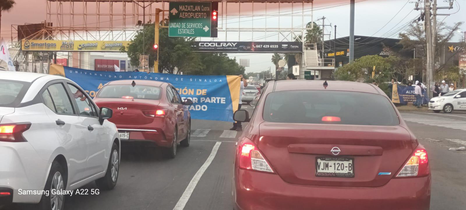 $!En cruceros de Culiacán, Mazatlán y Rosario trabajadores de la UAS ahora pegan calcas y entregan volantes