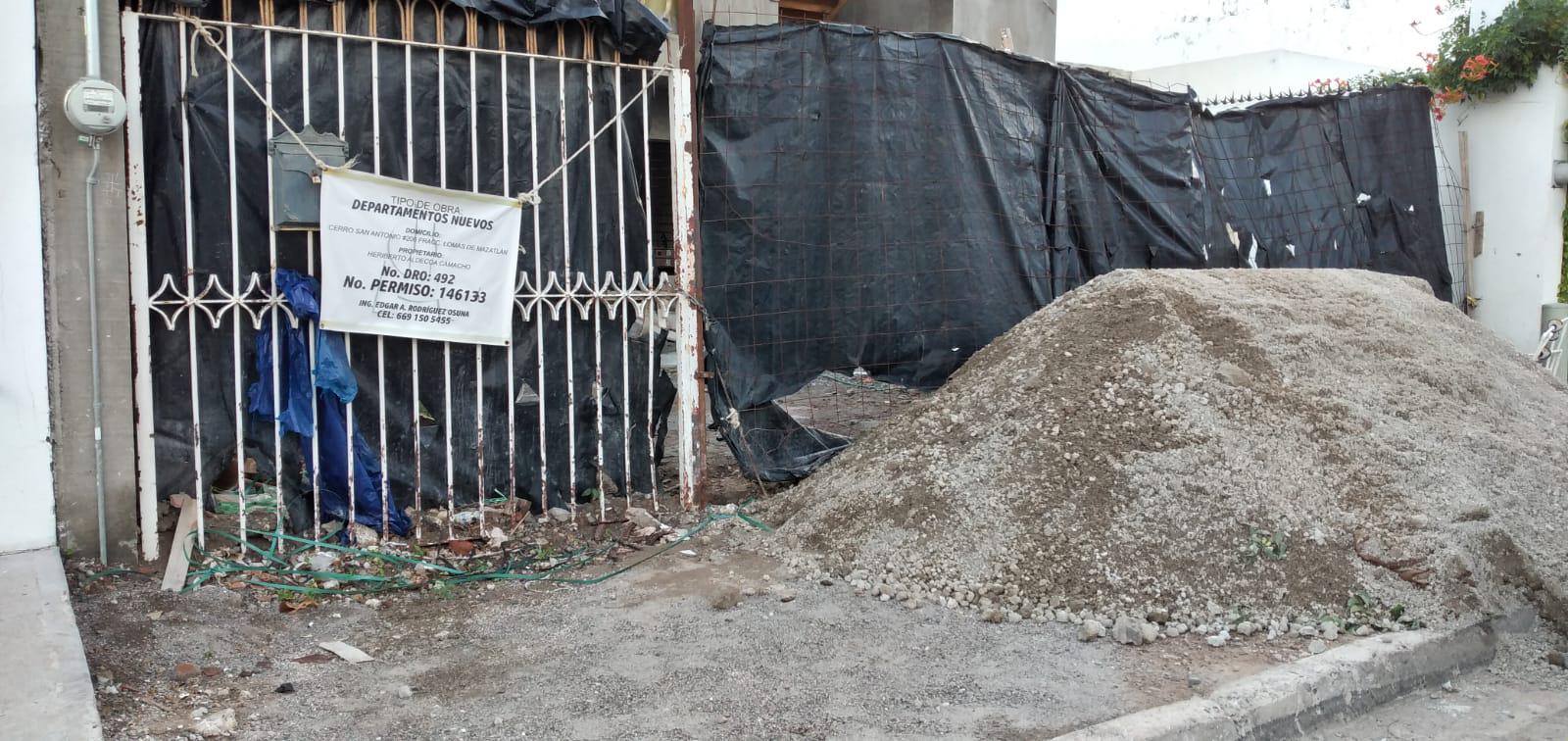 $!En Lomas de Mazatlán vecinos bloquean calle de manera indefinida; se oponen a funeraria en la zona