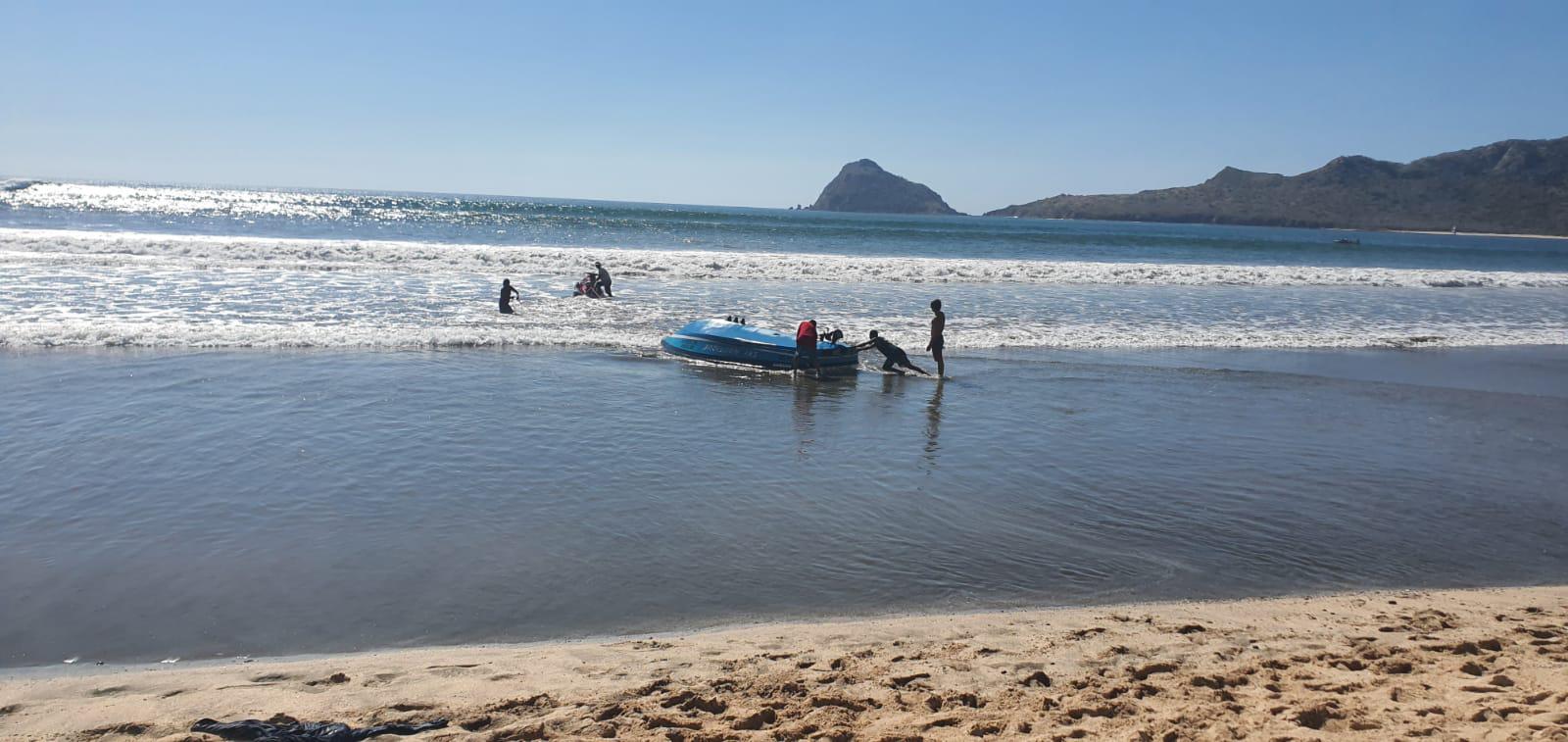 $!Vuelca lancha y paracaidista cae al agua en playas de Mazatlán