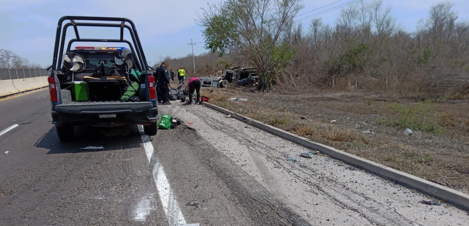 $!Tráiler cargado de varillas embiste automóvil en la Mazatlán-Culiacán; hay un lesionado grave