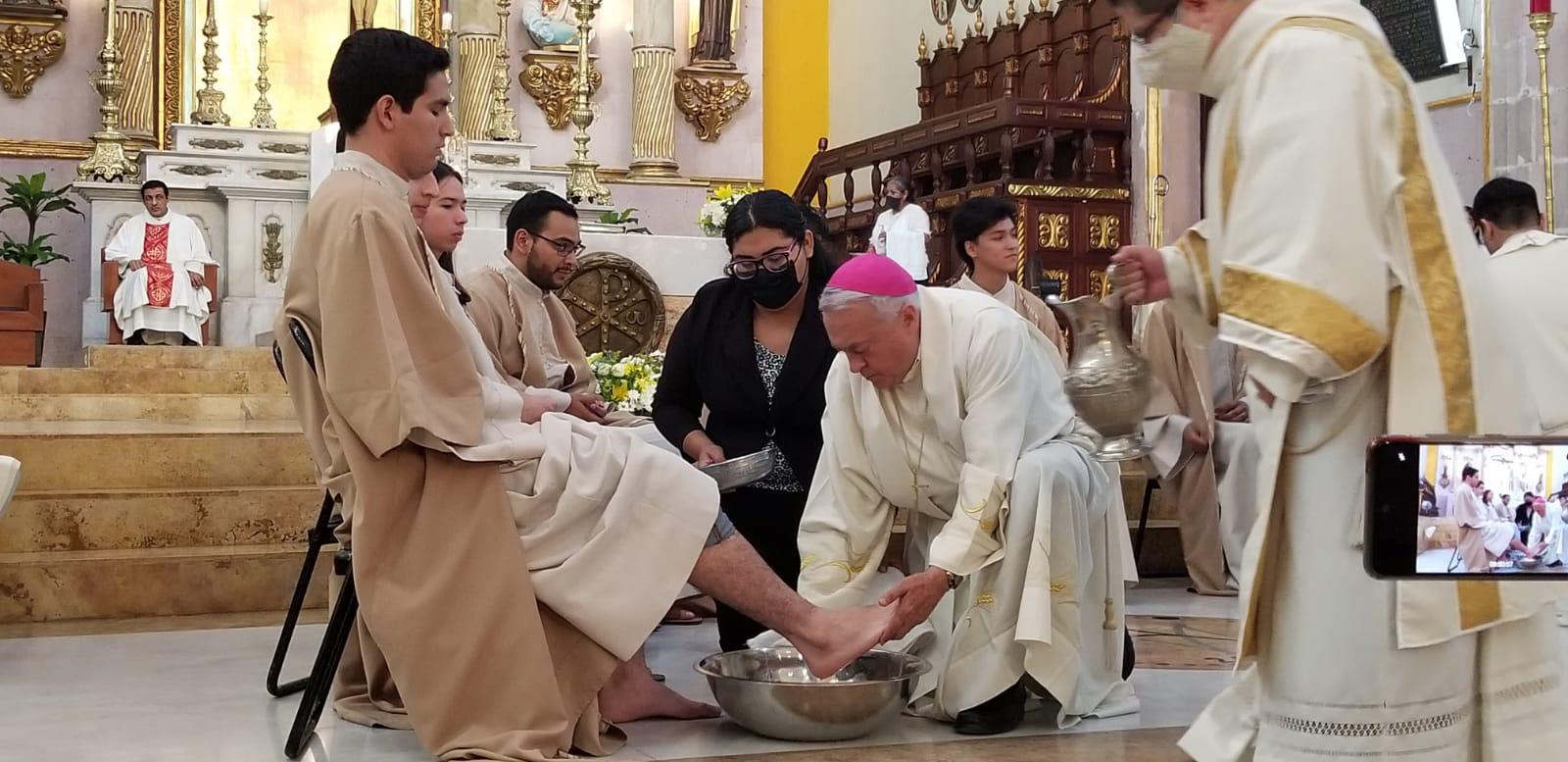 $!En Catedral de Culiacán recrean el lavado de pies a los 12 apóstoles, en la Última Cena