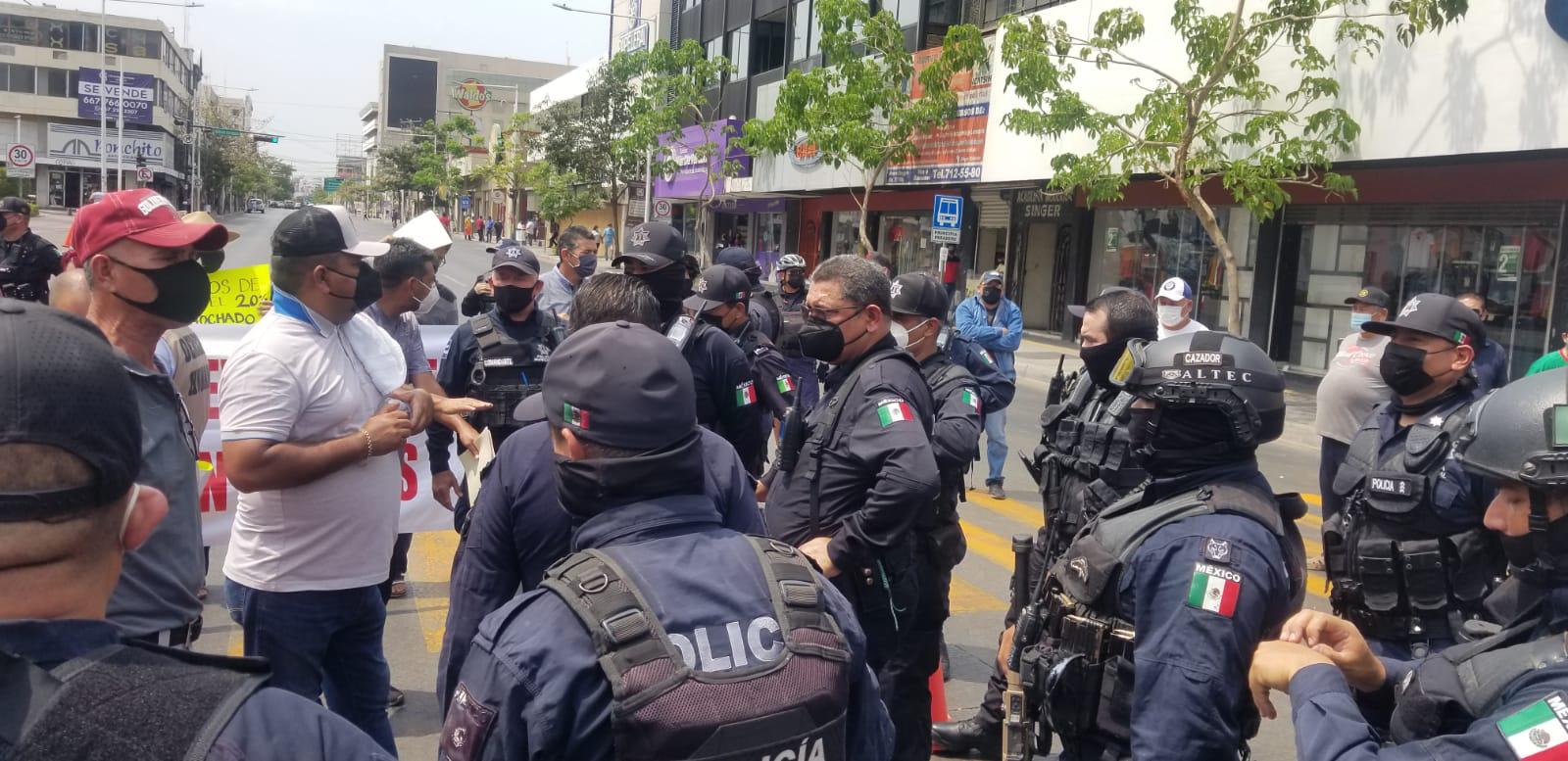 $!Elevan presión policías jubilados y bloquean céntrica avenida; culpan a Estrada Ferreiro