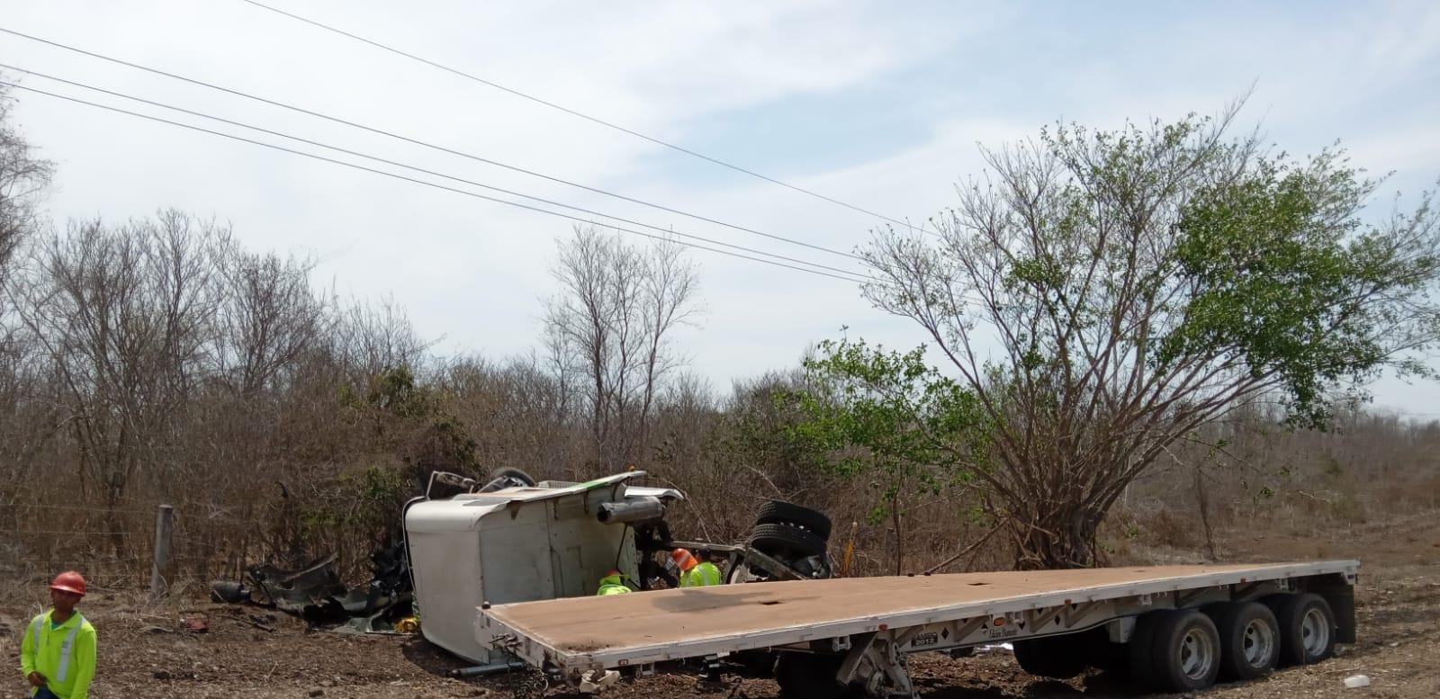 $!Tráiler cargado de varillas embiste automóvil en la Mazatlán-Culiacán; hay un lesionado grave