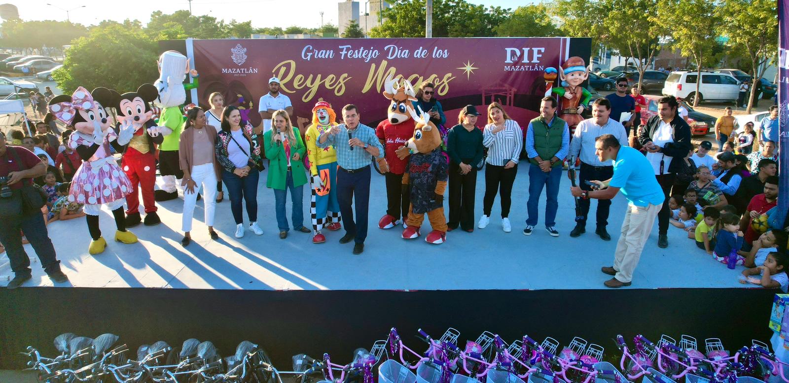 $!Festeja Gobierno municipal a niñas y niños por Día de Reyes Magos