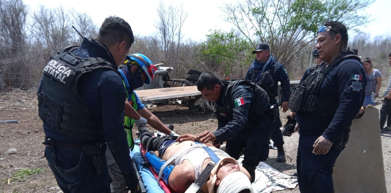 $!Tráiler cargado de varillas embiste automóvil en la Mazatlán-Culiacán; hay un lesionado grave