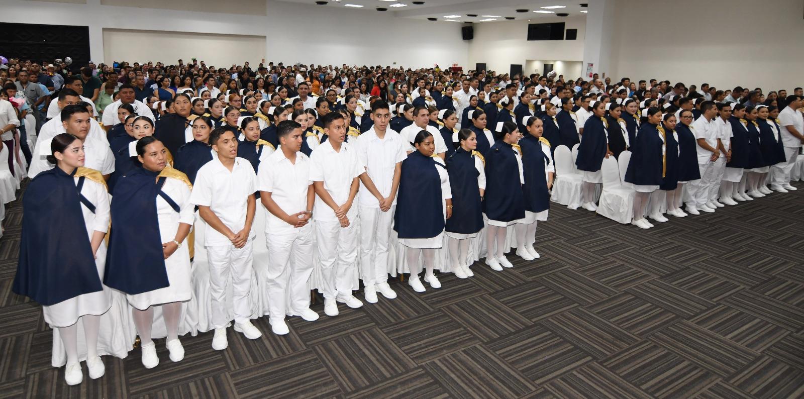 $!Alrededor de 300 jóvenes profesionistas entregados a esta noble carrera se graduaron.