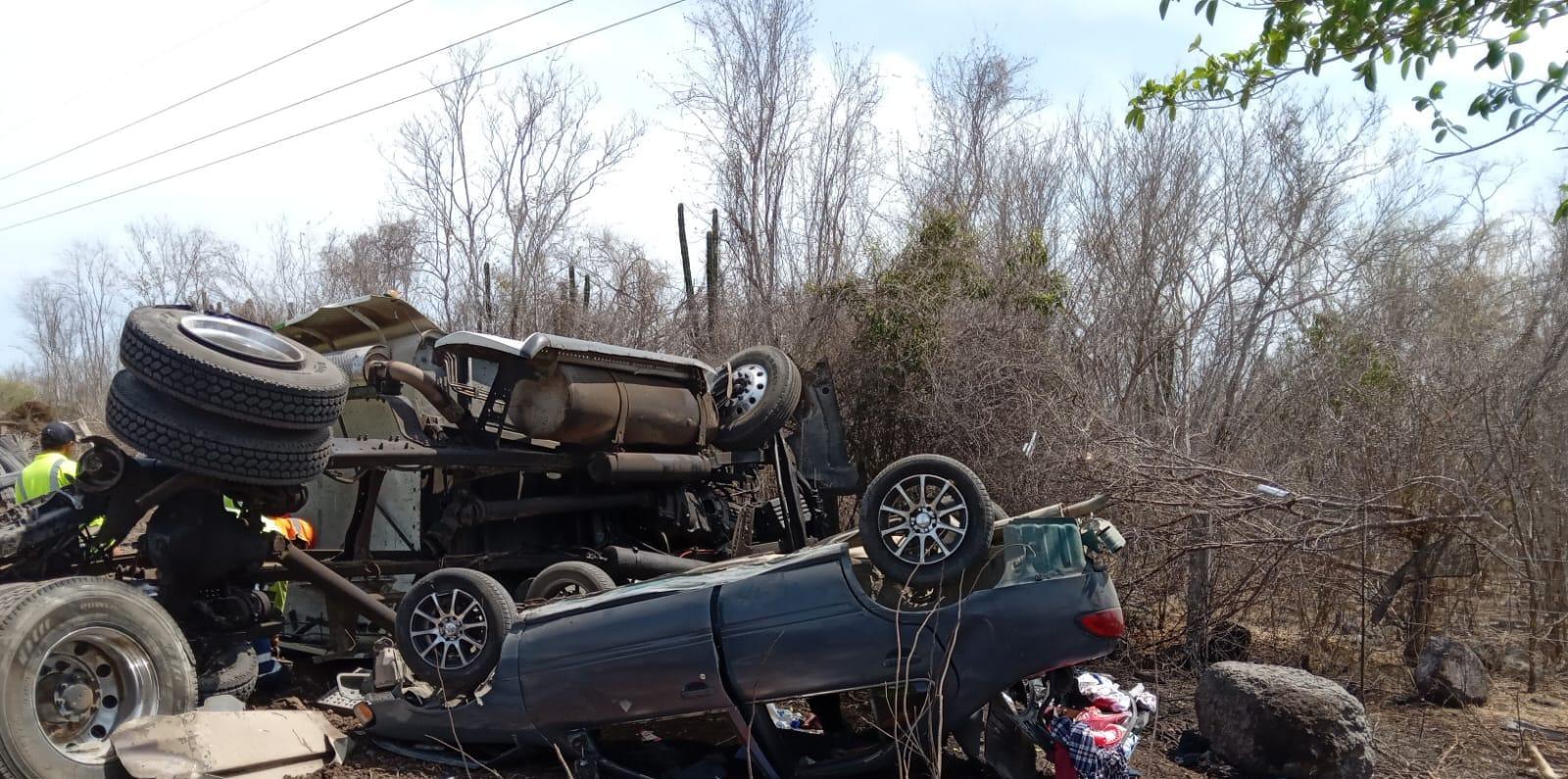 $!Tráiler cargado de varillas embiste automóvil en la Mazatlán-Culiacán; hay un lesionado grave