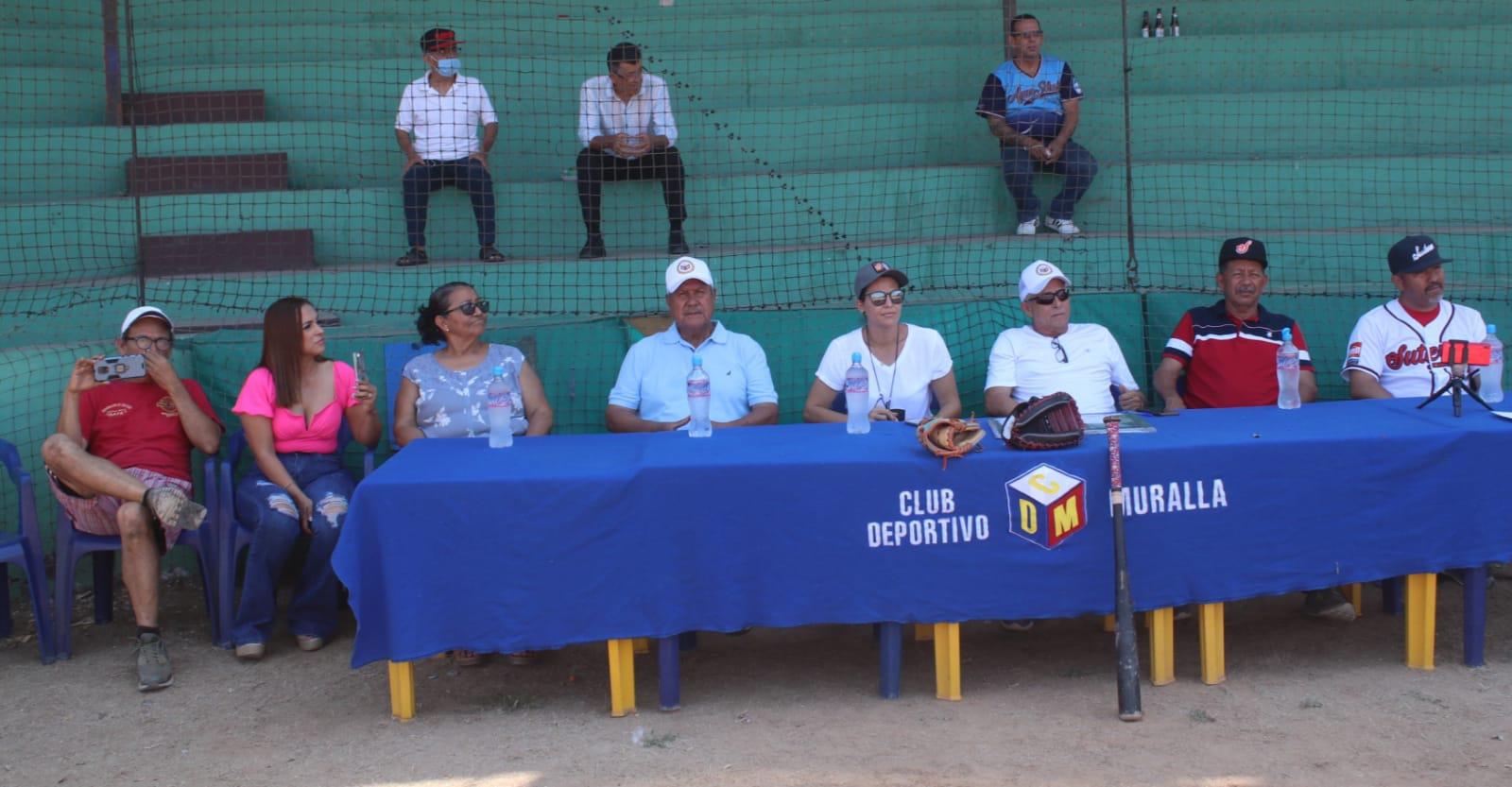 $!Isauro Pineda recibe homenaje en apertura de Liga Dominical 40 Años y Más del Muralla