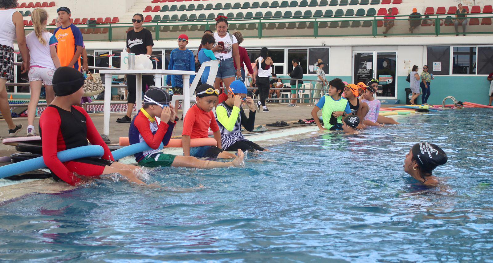 $!Cierran cientos de niños con gran alegría el Curso Intensivo de Natación de Semana Santa