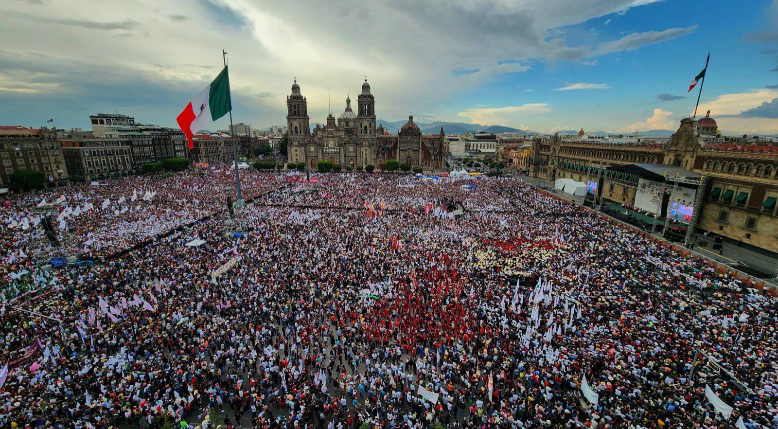 $!AMLO ataca a la oposición y promete ‘erradicar la violencia’ en su mitin en el Zócalo