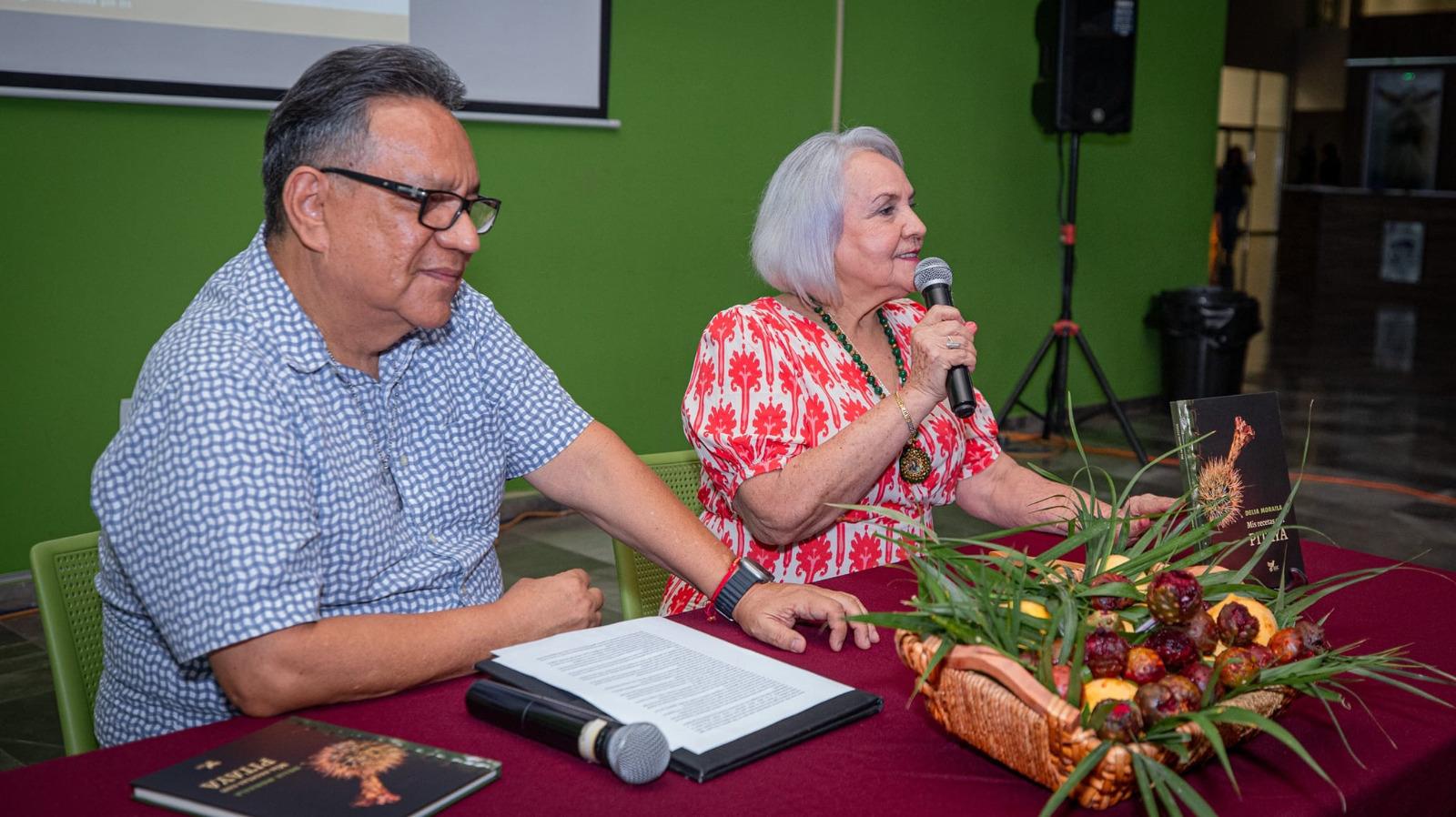 $!Julio Bernal, promotor cultural y chef, acompañó en sus comentarios a la maestra e investigadora Delia Moraila.