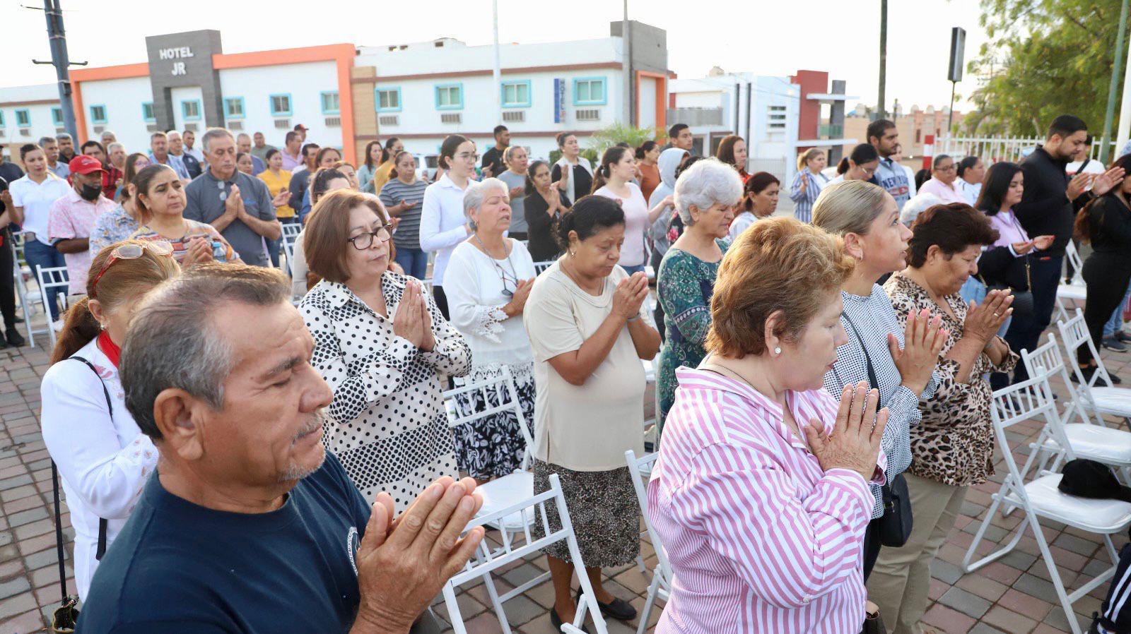 $!Con ‘Las mañanitas’ y procesión, elotenses celebran a la Santa Cruz