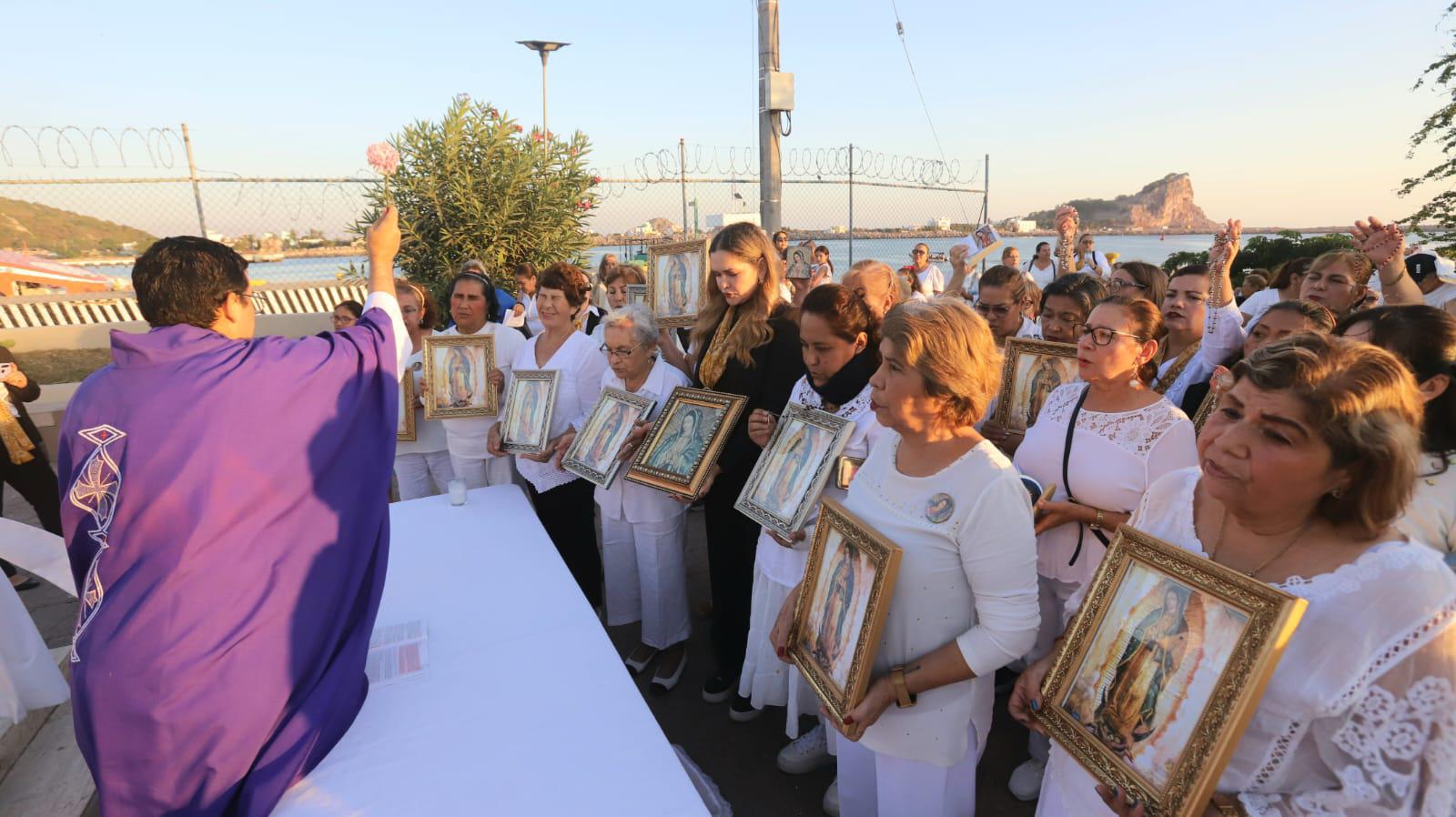 $!El Padre Alberto al momento de bendecir las imágenes de la Virgen Peregrina.