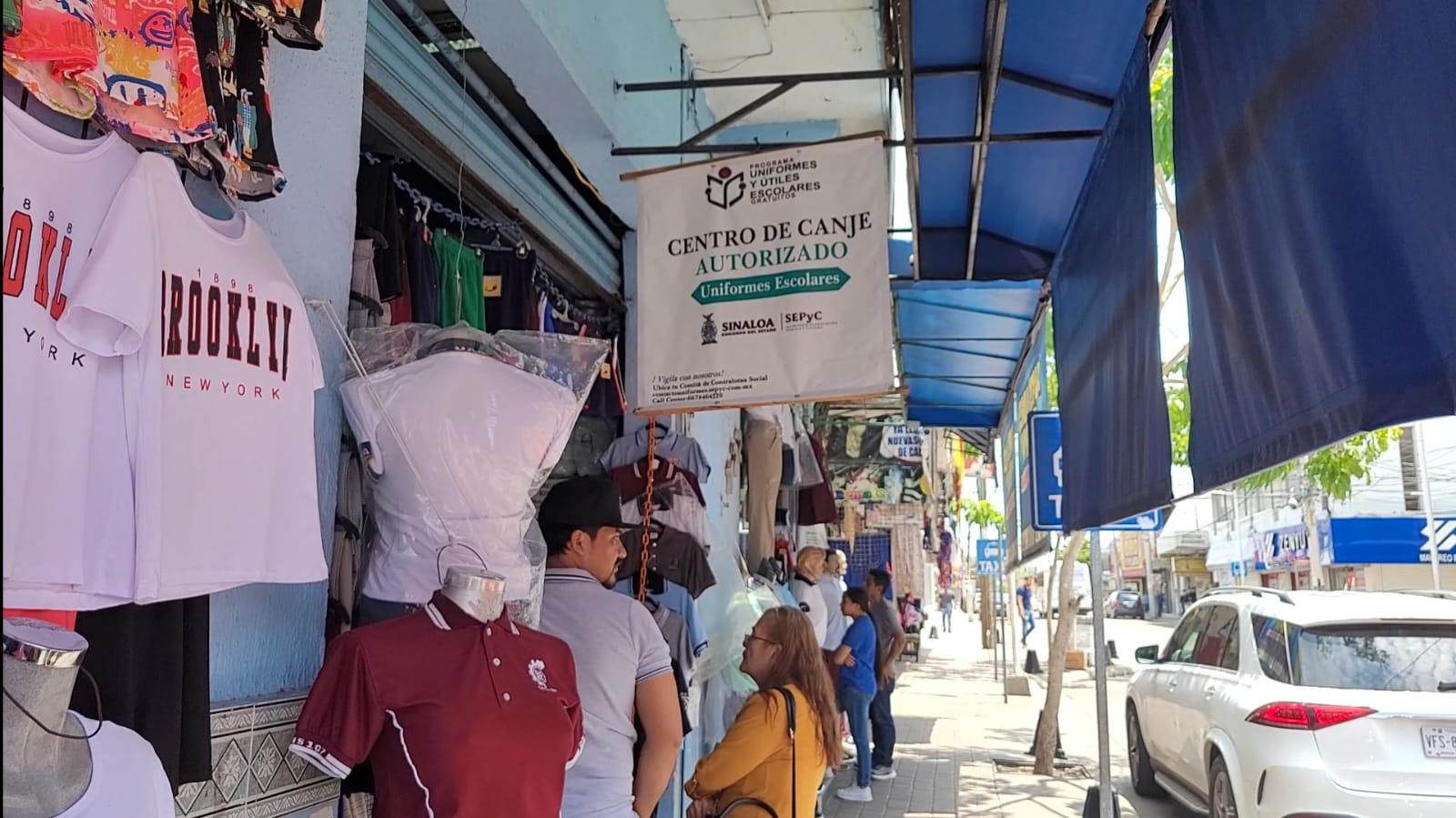 $!Poca afluencia reportan centros de canje de útiles escolares y uniformes en Culiacán